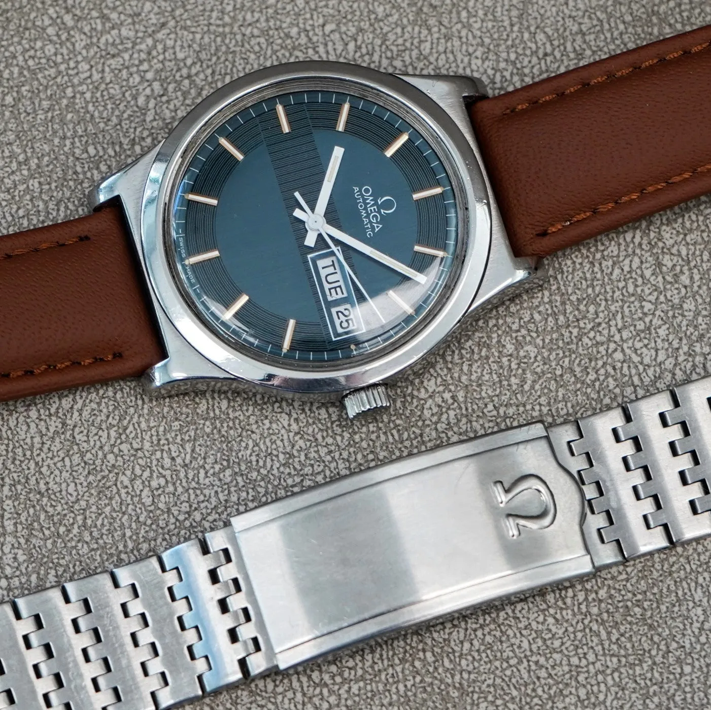 1972 OMEGA Automatic Watch Day/Date Blue Textured Dial Wristwatch Ref. 1660120 ALL S.S. Original Bracelet