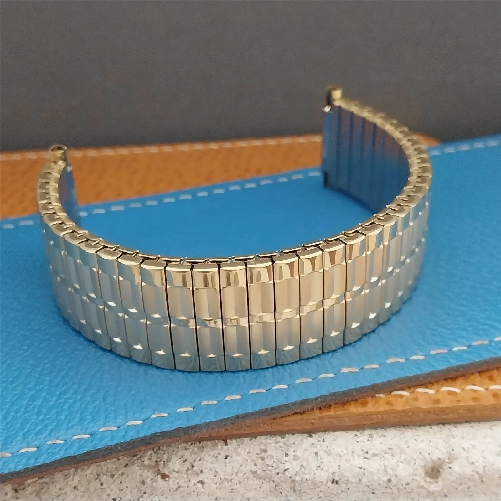 Kestenmade Yellow Gold-Tone Expansion 18mm-22mm Unused nos Vintage Watch Band